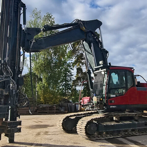Volvo EC300 with SPD DT145