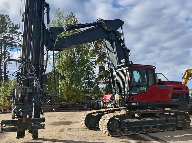 Volvo EC300 with SPD DT145
