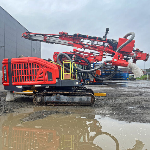 Sandvik DX800i, Drill rig