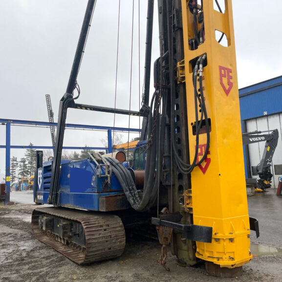 Piling crane