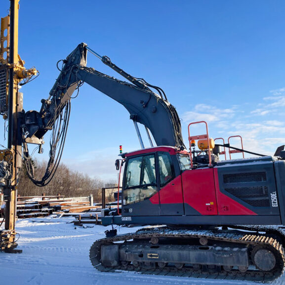 Volvo EC250EL with Klemm 203