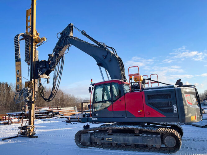 Volvo EC250EL with Klemm 203